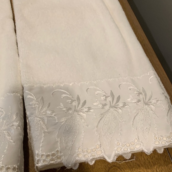 White Embroidered Fingertip and Body Towels, NWT, 2- Fingertip, 2- Body Towels - Picture 16 of 16